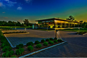 HDR-Effekt, Reflektionen am Himmel, zustzliche Wolken, Lichtstrahlen bei den Parkplatzleuchten