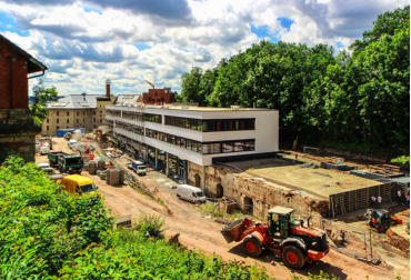 Blick auf das neue Gebude mit Hofbrauhaus im Hintergrund